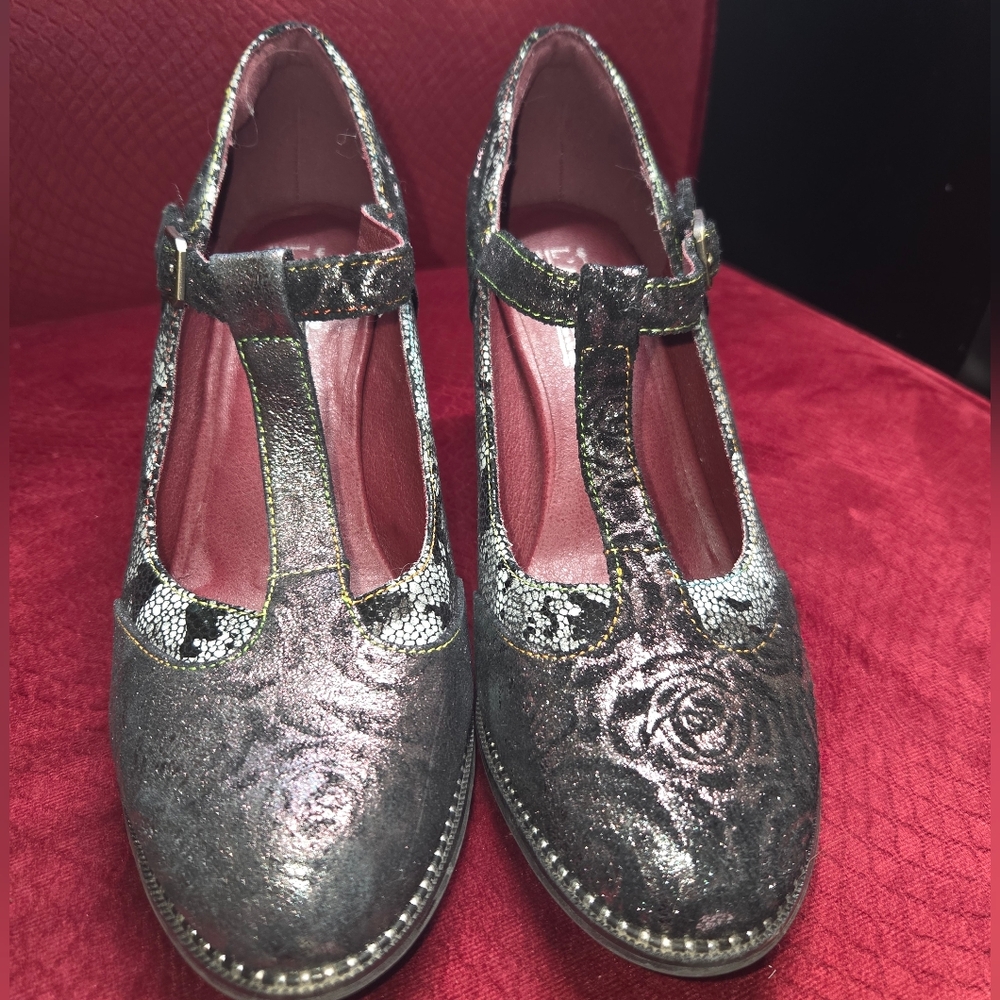 L'Artiste Gorgeous T-Strap Mary Jane Shoes. Size 10